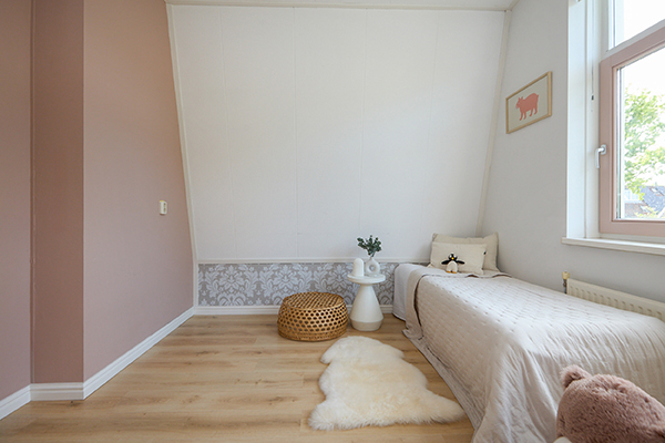 een romantische slaapkamer met lichtroze warme tinten,